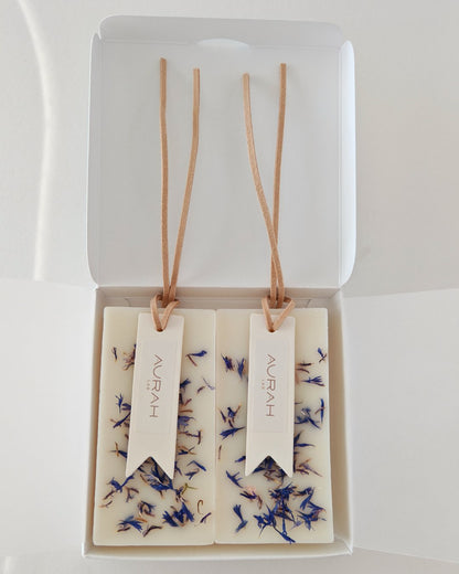 Gioielli Botanici Cristalli di Sale Aurah Lab - set da 2 profumatori artigianali in cera di oliva con petali di fiordaliso blu, ideali per armadi e cassetti