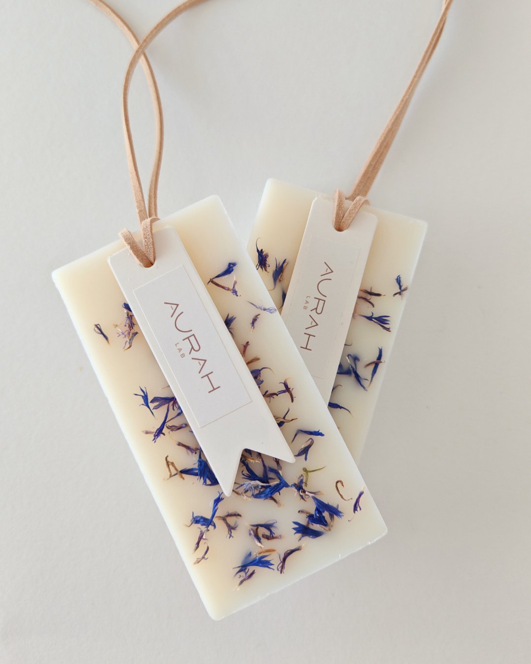 Gioielli Botanici Cristalli di Sale Aurah Lab - set da 2 profumatori artigianali in cera di oliva con petali di fiordaliso blu, ideali per armadi e cassetti