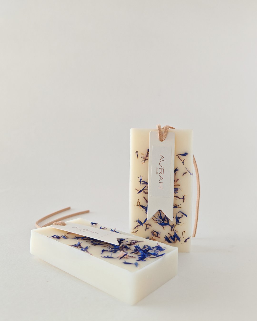 Gioielli Botanici Cristalli di Sale Aurah Lab - set da 2 profumatori artigianali in cera di oliva con petali di fiordaliso blu, ideali per armadi e cassetti