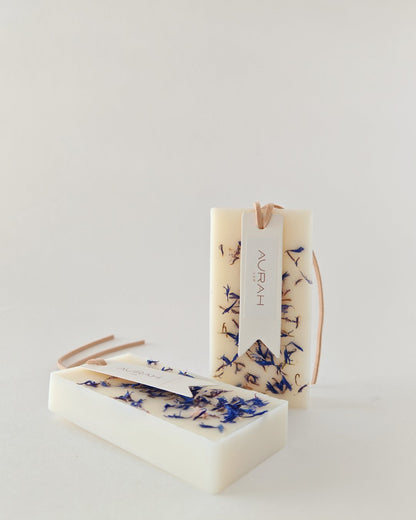 Gioielli Botanici Cristalli di Sale Aurah Lab - set da 2 profumatori artigianali in cera di oliva con petali di fiordaliso blu, ideali per armadi e cassetti