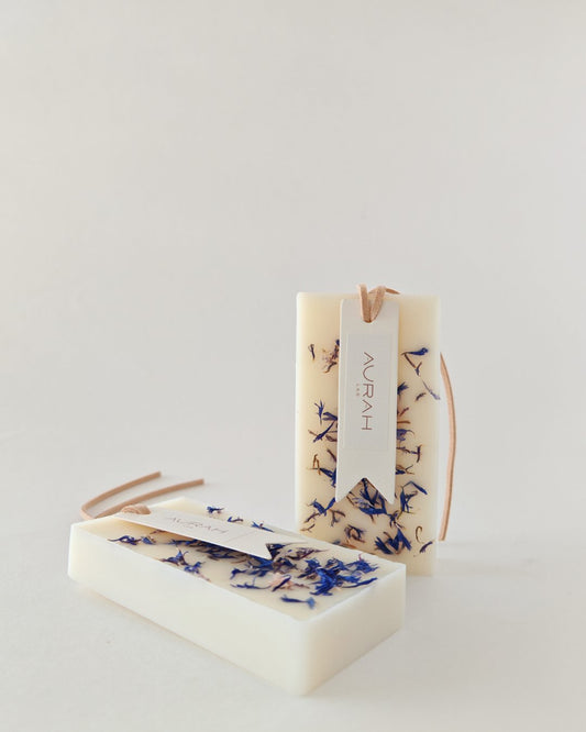 Gioielli Botanici Cristalli di Sale Aurah Lab - set da 2 profumatori artigianali in cera di oliva con petali di fiordaliso blu, ideali per armadi e cassetti