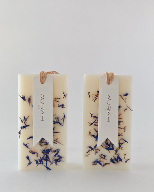 Gioielli Botanici Cristalli di Sale Aurah Lab - set da 2 profumatori artigianali in cera di oliva con petali di fiordaliso blu, ideali per armadi e cassetti