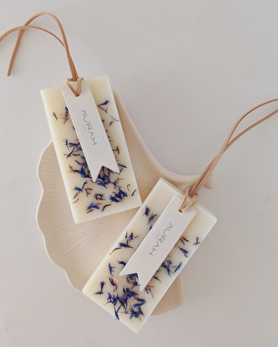 Gioielli Botanici Cristalli di Sale Aurah Lab - set da 2 profumatori artigianali in cera di oliva con petali di fiordaliso blu, ideali per armadi e cassetti