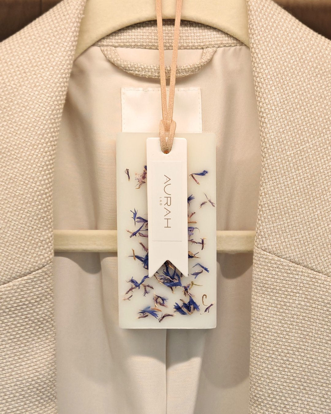 Gioielli Botanici Cristalli di Sale Aurah Lab - set da 2 profumatori artigianali in cera di oliva con petali di fiordaliso blu, ideali per armadi e cassetti