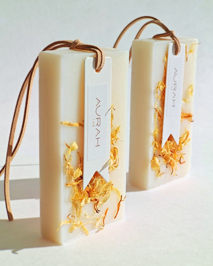 Gioielli Botanici Palo Santo Aurah Lab - set da 2 profumatori artigianali in cera di oliva con petali di calendula, ideali per armadi e cassetti