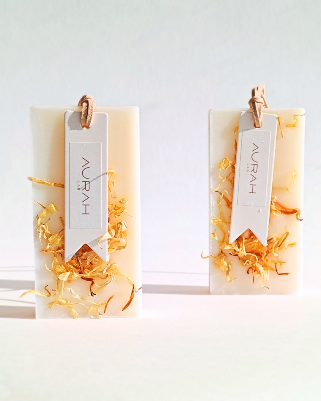 Gioielli Botanici Palo Santo Aurah Lab - set da 2 profumatori artigianali in cera di oliva con petali di calendula, ideali per armadi e cassetti