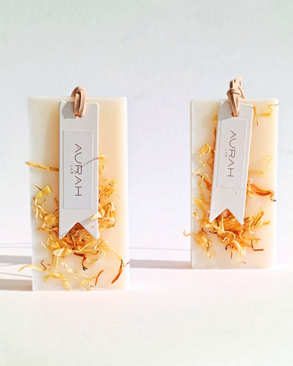 Gioielli Botanici Palo Santo Aurah Lab - set da 2 profumatori artigianali in cera di oliva con petali di calendula, ideali per armadi e cassetti