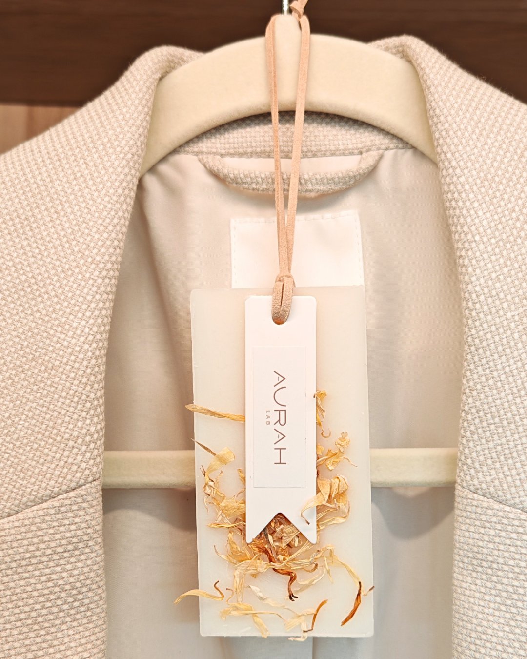 Gioielli Botanici Palo Santo Aurah Lab - set da 2 profumatori artigianali in cera di oliva con petali di calendula, ideali per armadi e cassetti