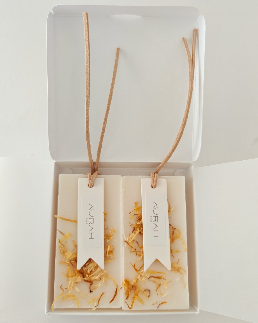 Gioielli Botanici Palo Santo Aurah Lab - set da 2 profumatori artigianali in cera di oliva con petali di calendula, ideali per armadi e cassetti