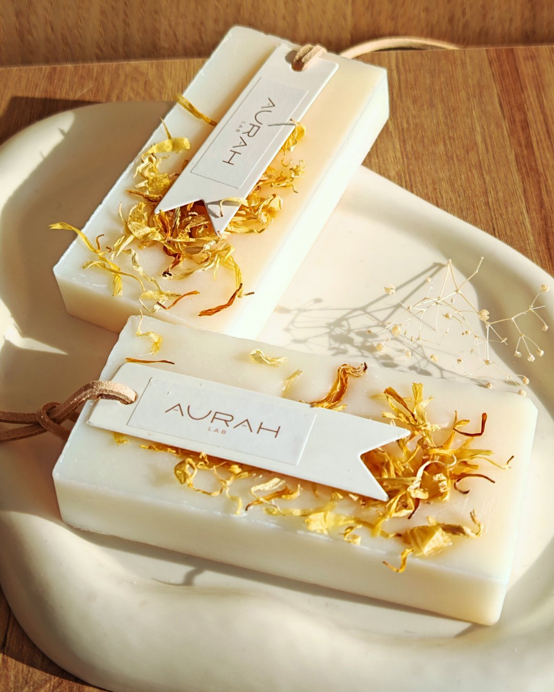 Gioielli Botanici Palo Santo Aurah Lab - set da 2 profumatori artigianali in cera di oliva con petali di calendula, ideali per armadi e cassetti