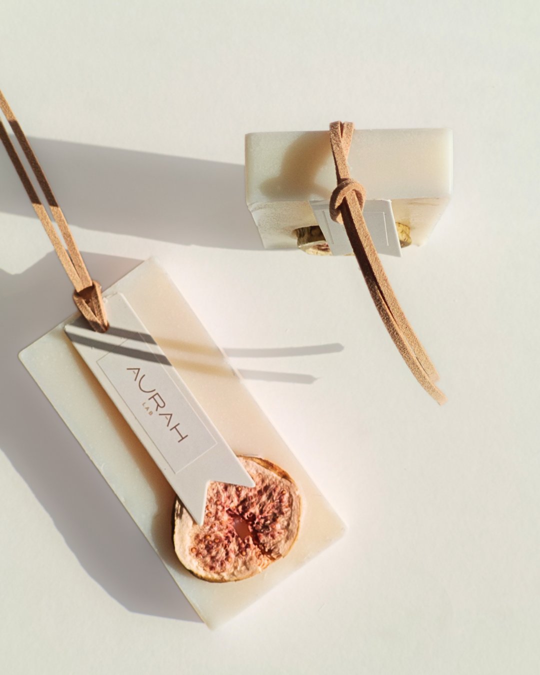 Gioielli Botanici Sandalo & Fico Aurah Lab - set da 2 profumatori artigianali in cera di oliva con fico essiccato, ideali per armadi e cassetti