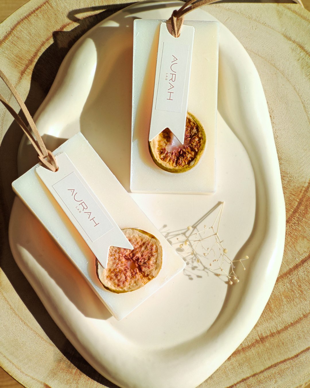 Gioielli Botanici Sandalo & Fico Aurah Lab - set da 2 profumatori artigianali in cera di oliva con fico essiccato, ideali per armadi e cassetti