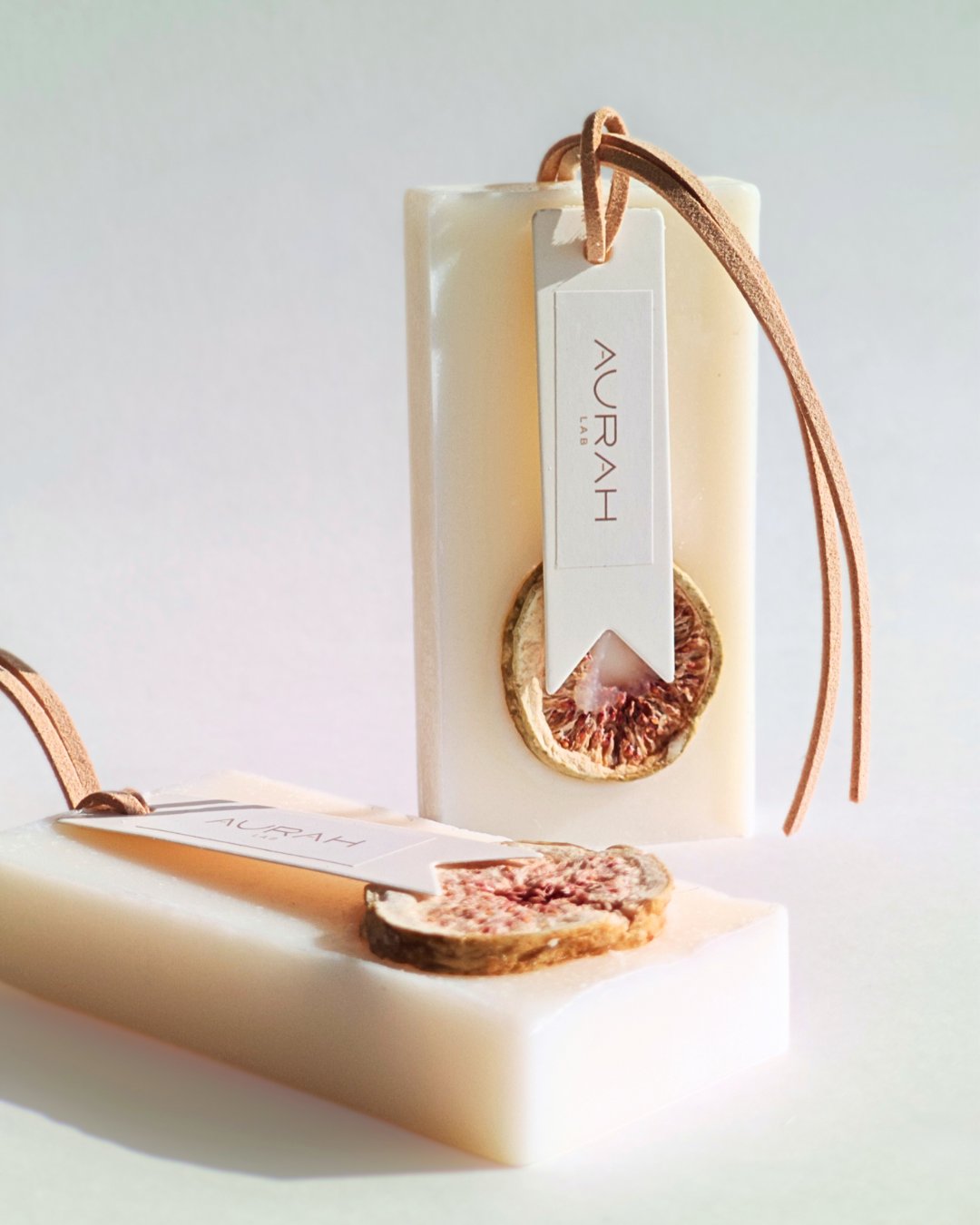 Gioielli Botanici Sandalo & Fico Aurah Lab - set da 2 profumatori artigianali in cera di oliva con fico essiccato, ideali per armadi e cassetti