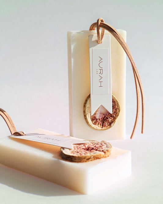 Gioielli Botanici Sandalo & Fico Aurah Lab - set da 2 profumatori artigianali in cera di oliva con fico essiccato, ideali per armadi e cassetti