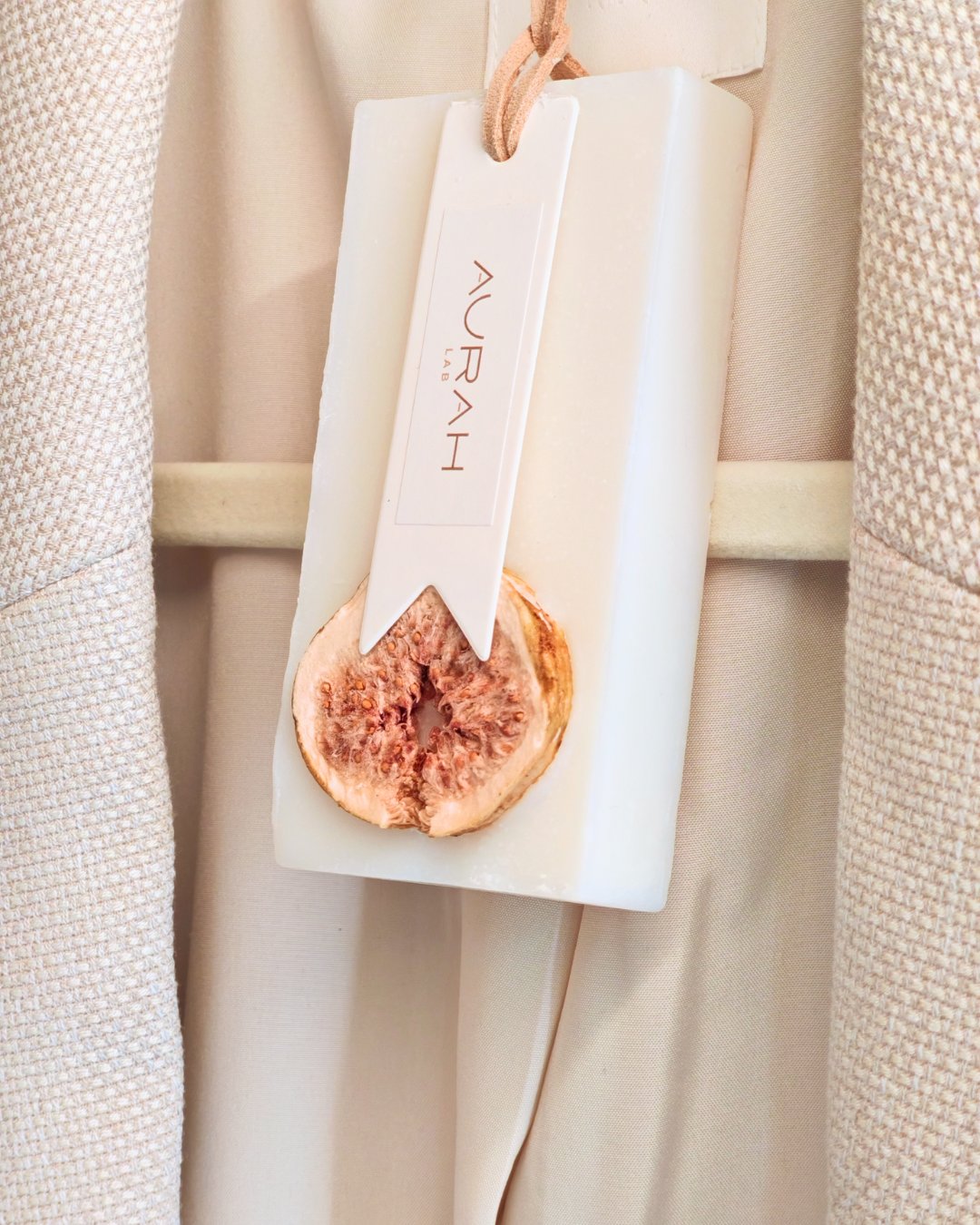 Gioielli Botanici Sandalo & Fico Aurah Lab - set da 2 profumatori artigianali in cera di oliva con fico essiccato, ideali per armadi e cassetti