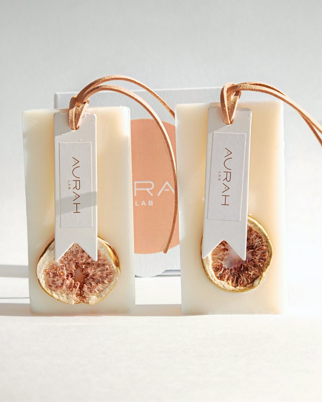 Gioielli Botanici Sandalo & Fico Aurah Lab - set da 2 profumatori artigianali in cera di oliva con fico essiccato, ideali per armadi e cassetti