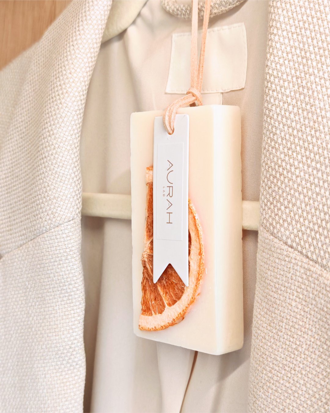 Gioielli Botanici Zagara & Arancia Aurah Lab - set da 2 profumatori artigianali in cera di oliva con scorze d'arancia essiccata, ideali per armadi e cassetti