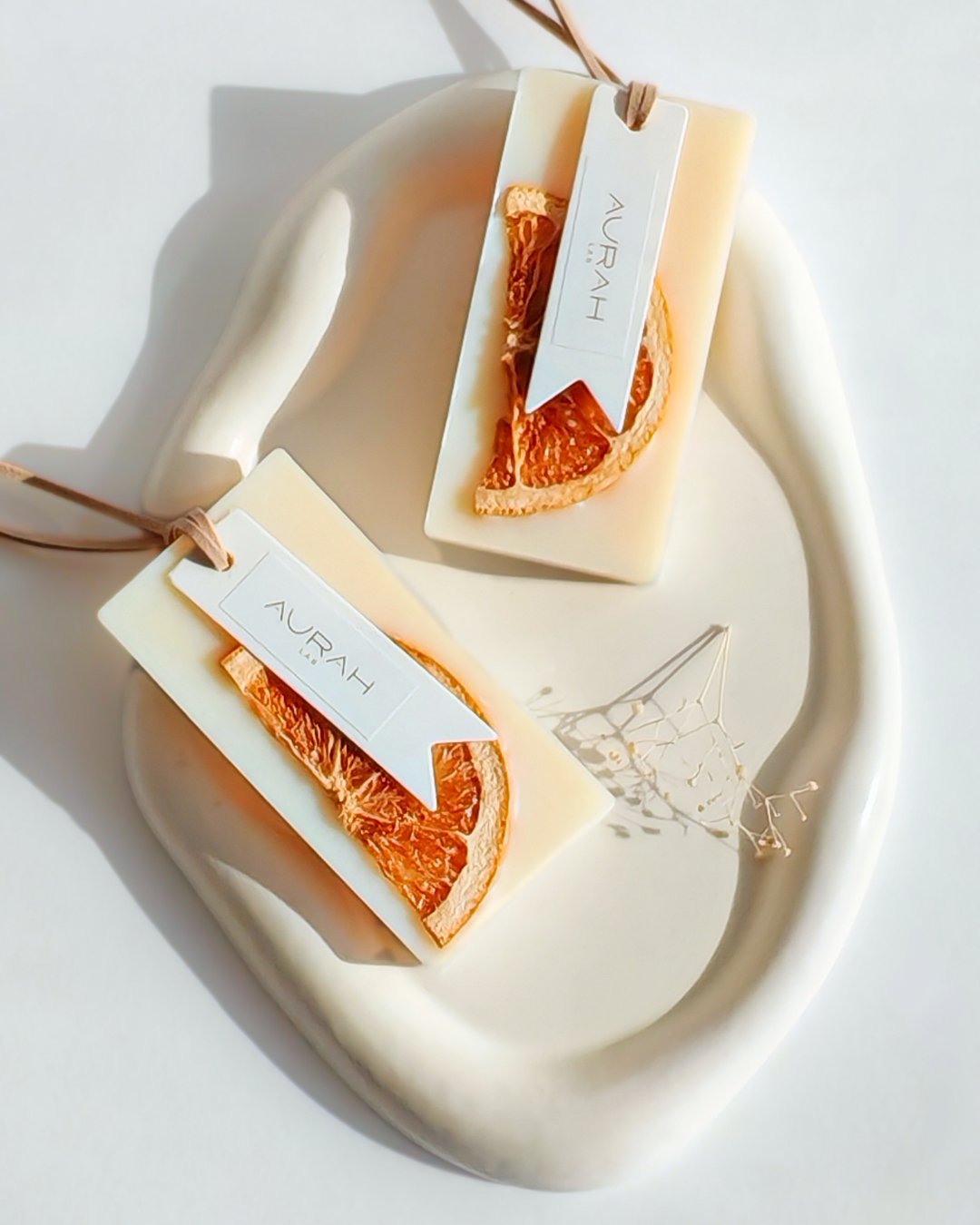 Gioielli Botanici Zagara & Arancia Aurah Lab - set da 2 profumatori artigianali in cera di oliva con scorze d'arancia essiccata, ideali per armadi e cassetti