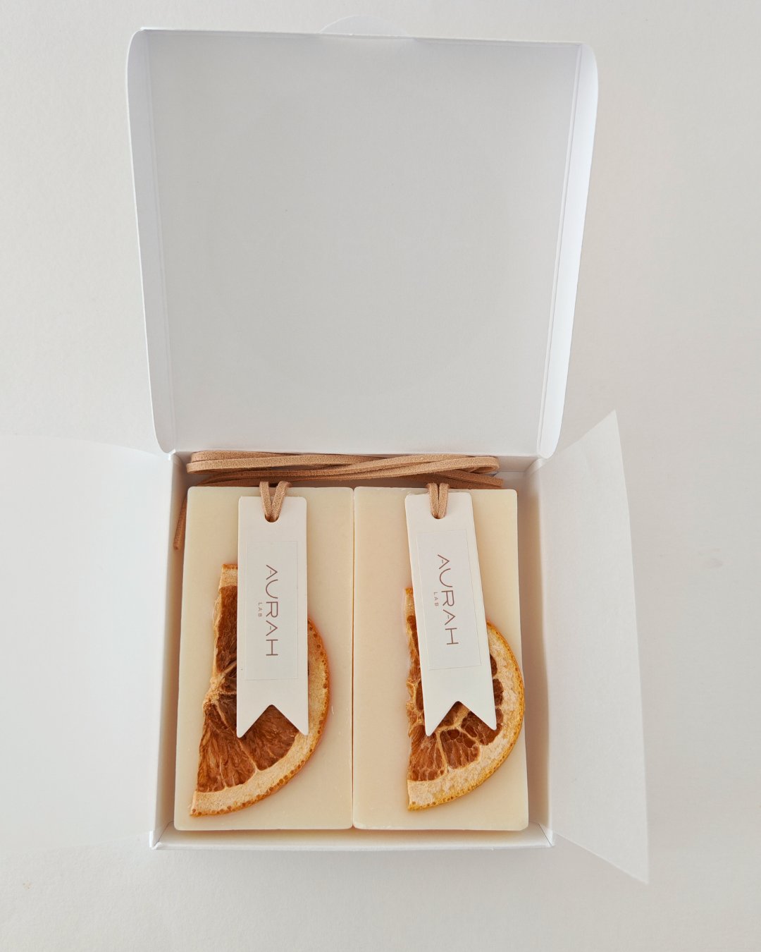Gioielli Botanici Zagara & Arancia Aurah Lab - set da 2 profumatori artigianali in cera di oliva con scorze d'arancia essiccata, ideali per armadi e cassetti