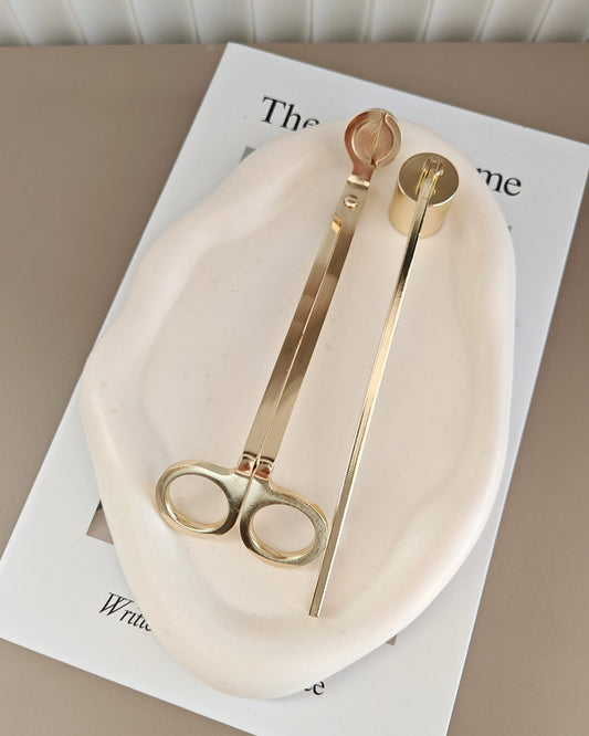Kit candle care in acciaio dorato composto da forbici taglia stoppino e spegni fiamma, design minimal Aurah Lab.