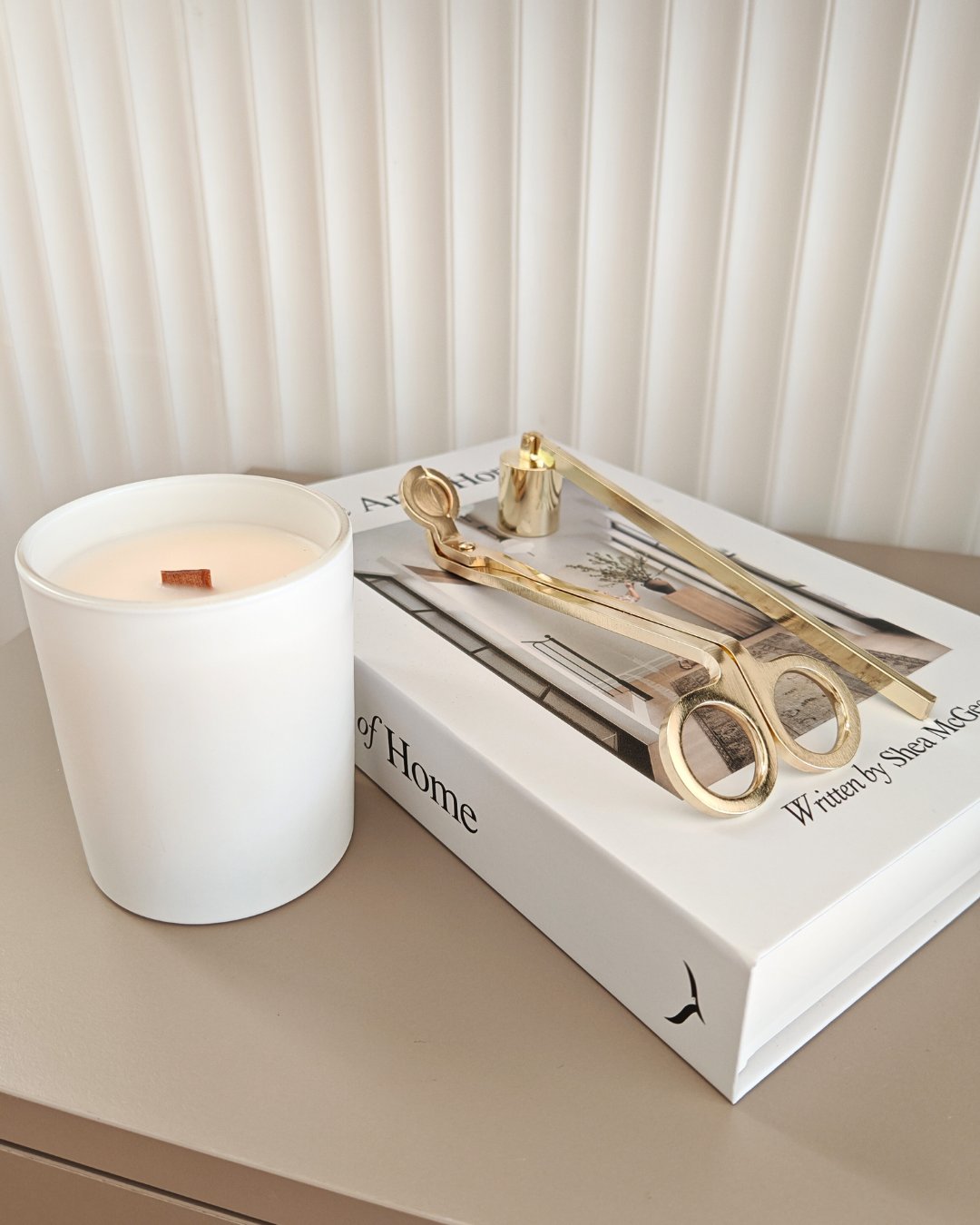 Kit candle care in acciaio dorato composto da forbici taglia stoppino e spegni fiamma, design minimal Aurah Lab.