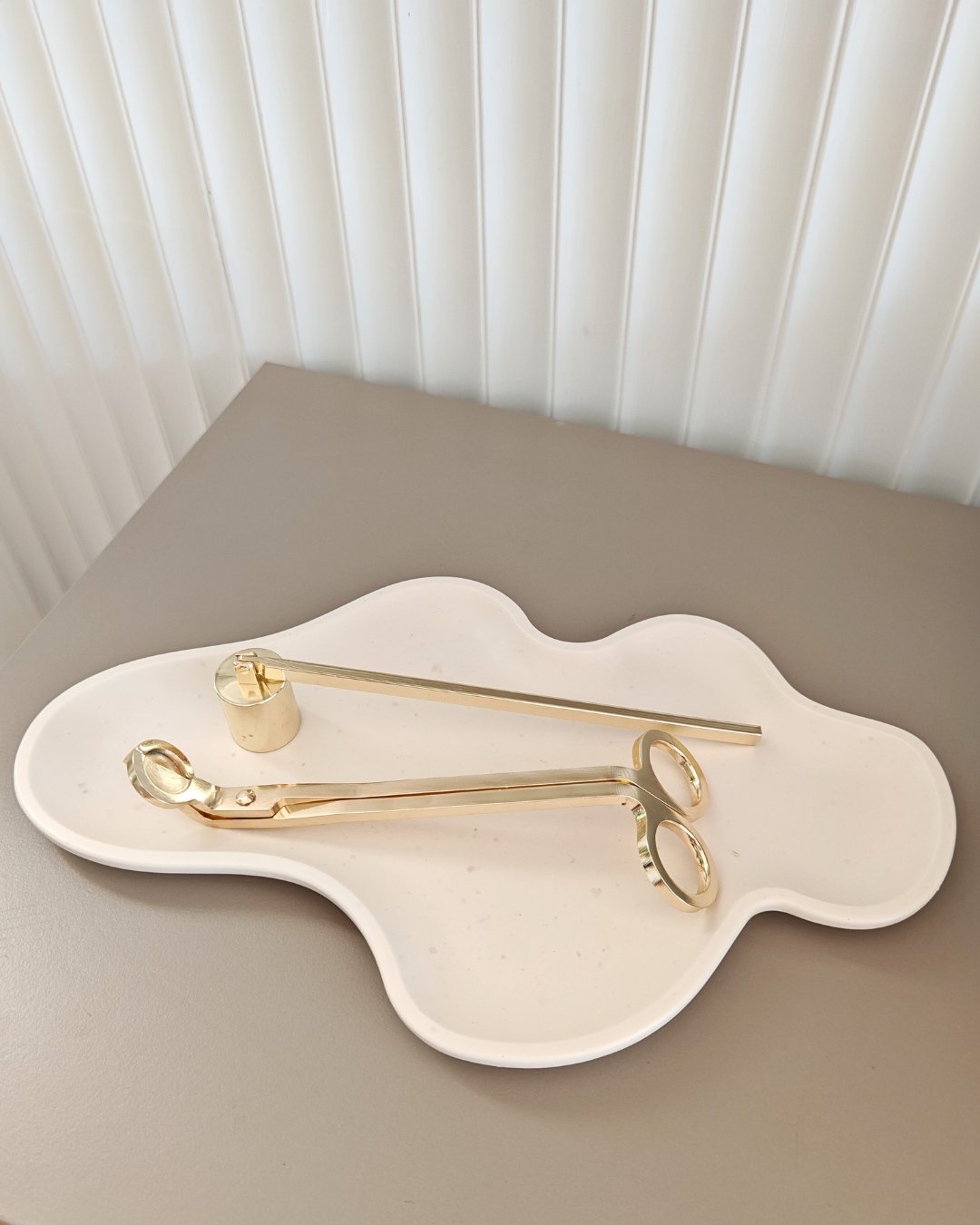 Kit candle care in acciaio dorato composto da forbici taglia stoppino e spegni fiamma, design minimal Aurah Lab.