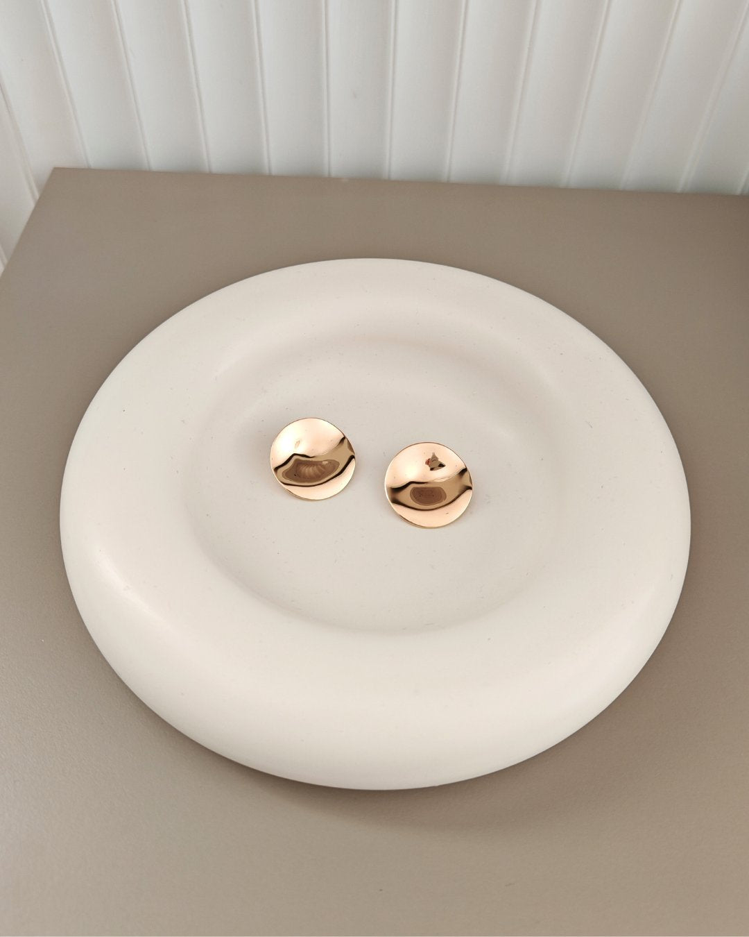 Porta gioielli e centrotavola Duna in Jesmonite bianco, ciotola arrotondata profonda, design artigianale Aurah Lab.