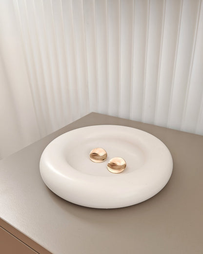 Porta gioielli e centrotavola Duna in Jesmonite bianco, ciotola arrotondata profonda, design artigianale Aurah Lab.