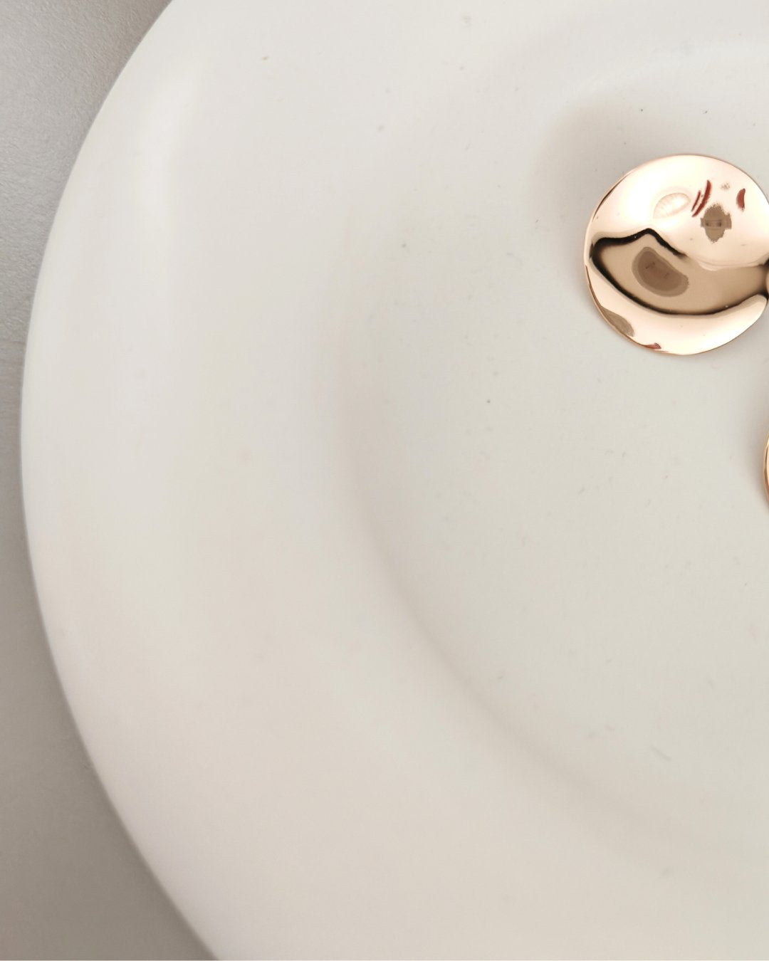 Porta gioielli e centrotavola Duna in Jesmonite bianco, ciotola arrotondata profonda, design artigianale Aurah Lab.