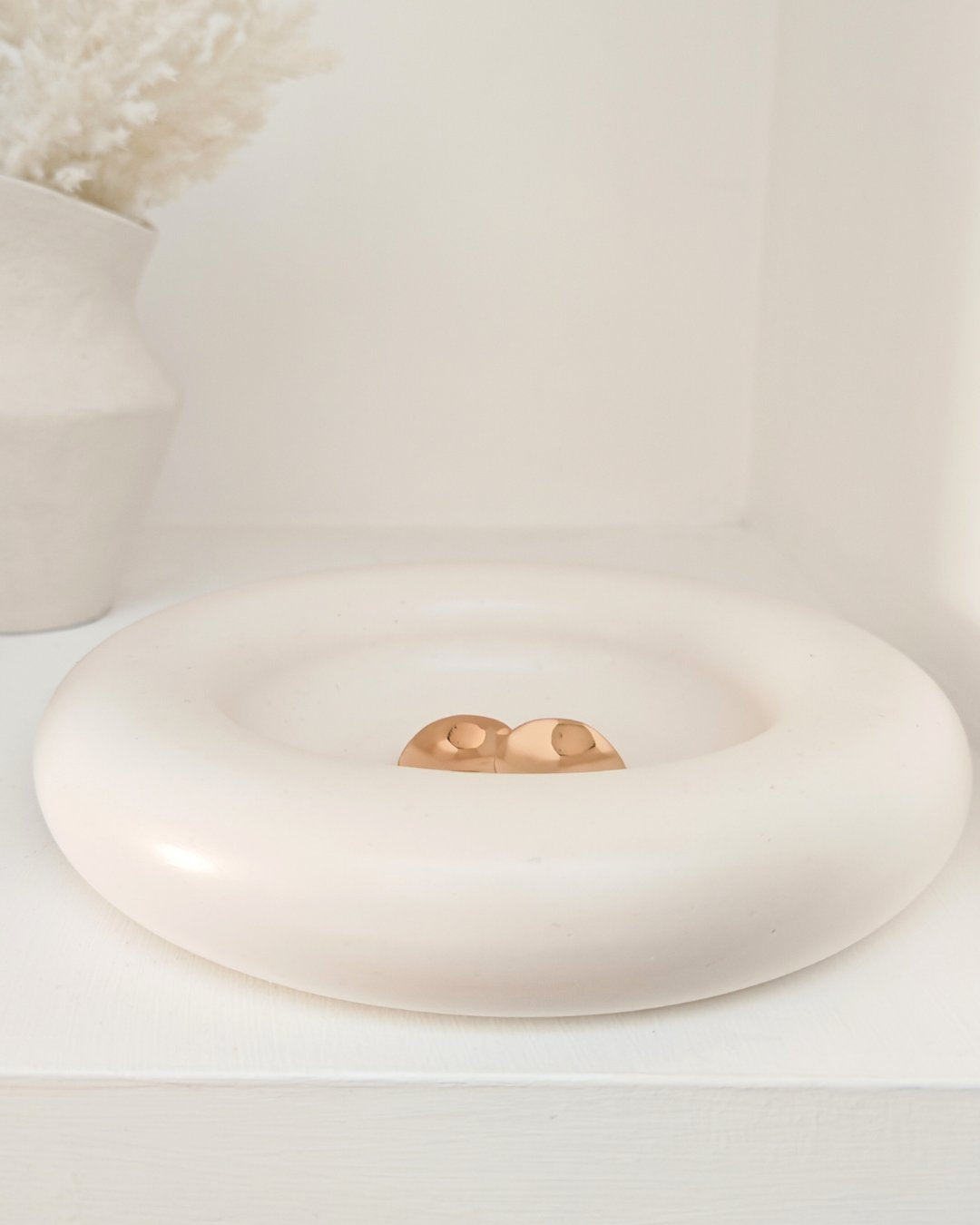 Porta gioielli e centrotavola Duna in Jesmonite bianco, ciotola arrotondata profonda, design artigianale Aurah Lab.
