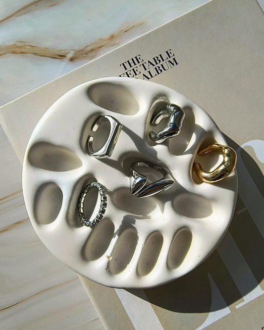 Porta anello Rilievo in Jesmonite bianco prodotto artigianalmente da Aurah Lab