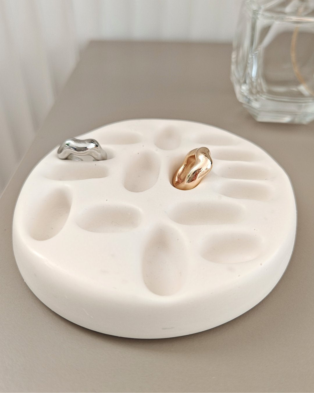 Porta anello Rilievo in Jesmonite bianco prodotto artigianalmente da Aurah Lab