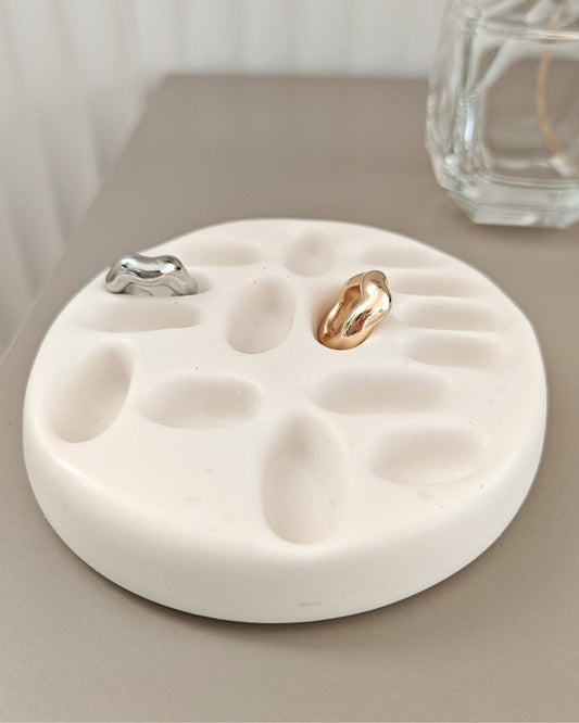 Porta anello Rilievo in Jesmonite bianco prodotto artigianalmente da Aurah Lab