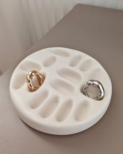 Porta anello Rilievo in Jesmonite bianco prodotto artigianalmente da Aurah Lab