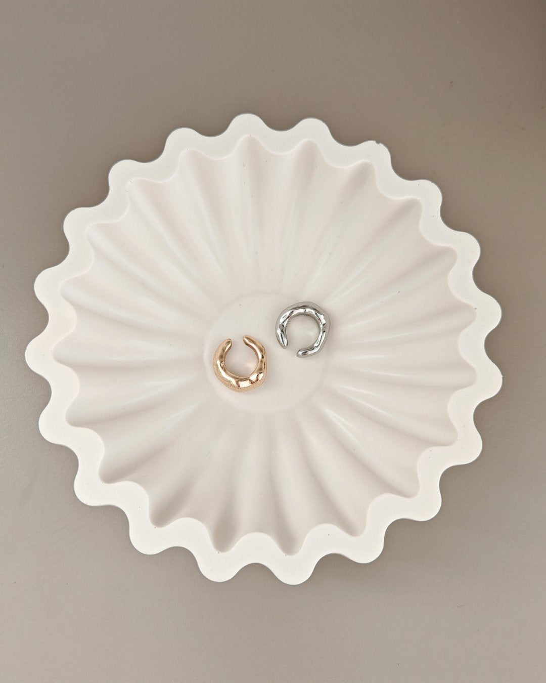 Porta gioielli Jesmonite bianco modello Aura con bordo ondulato, realizzato a mano da Aurah Lab, utilizzato come vassoio minimal per oggetti.