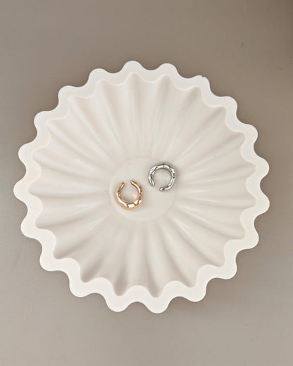 Porta gioielli Jesmonite bianco modello Aura con bordo ondulato, realizzato a mano da Aurah Lab, utilizzato come vassoio minimal per oggetti.