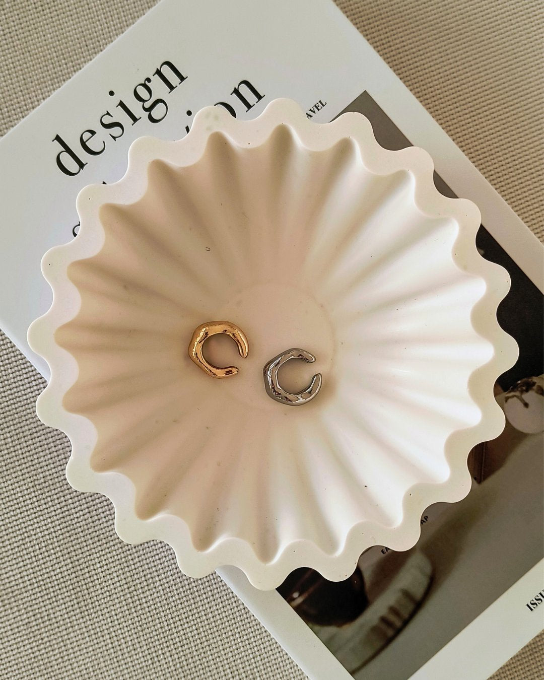 Porta gioielli Jesmonite bianco modello Aura con bordo ondulato, realizzato a mano da Aurah Lab, utilizzato come vassoio minimal per oggetti.