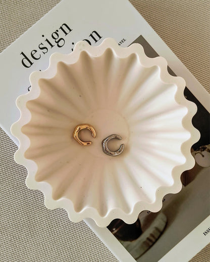 Porta gioielli Jesmonite bianco modello Aura con bordo ondulato, realizzato a mano da Aurah Lab, utilizzato come vassoio minimal per oggetti.