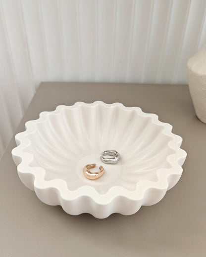 Porta gioielli Jesmonite bianco modello Aura con bordo ondulato, realizzato a mano da Aurah Lab, utilizzato come vassoio minimal per oggetti.