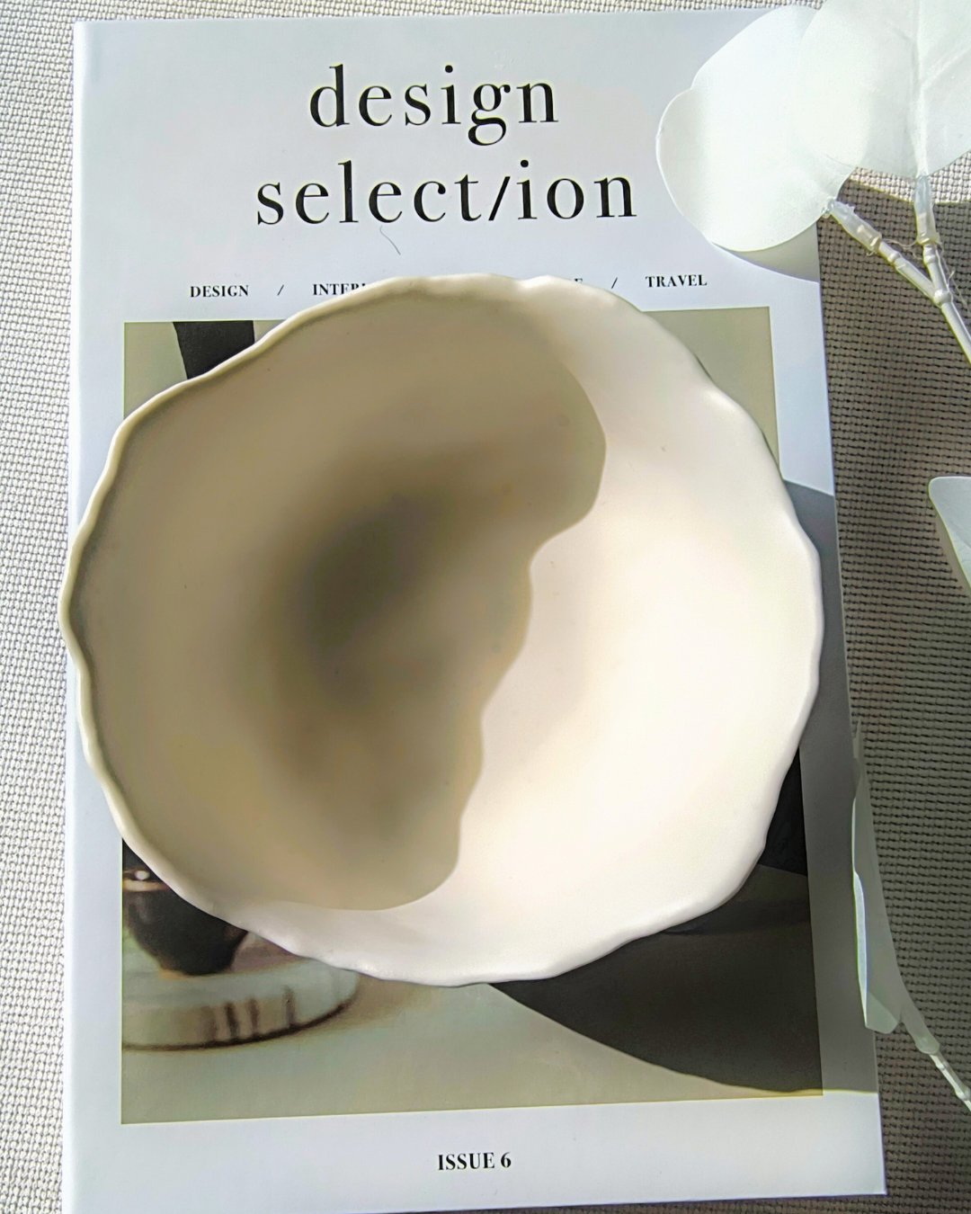 Ciotola decorativa in Jesmonite bianca con bordo irregolare e texture materica creata artigianalmente da Aurah Lab.