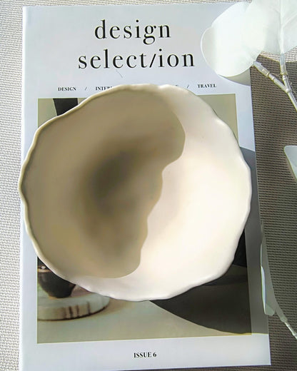 Ciotola decorativa in Jesmonite bianca con bordo irregolare e texture materica creata artigianalmente da Aurah Lab.