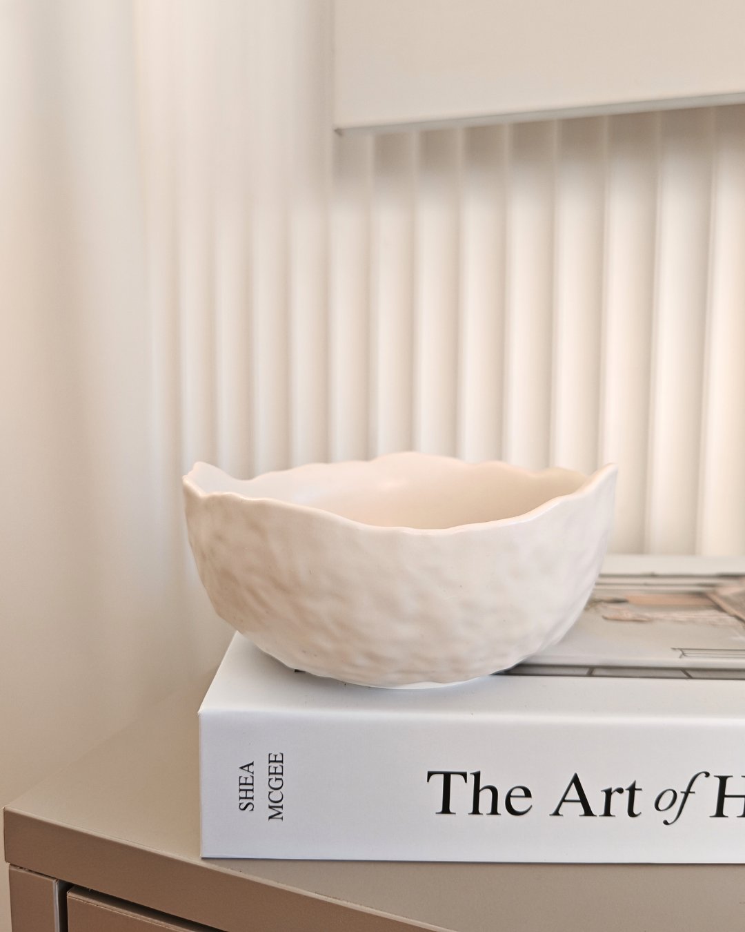 Ciotola decorativa in Jesmonite bianca con bordo irregolare e texture materica creata artigianalmente da Aurah Lab.