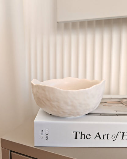 Ciotola decorativa in Jesmonite bianca con bordo irregolare e texture materica creata artigianalmente da Aurah Lab.