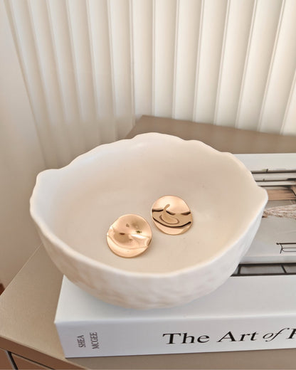 Ciotola decorativa in Jesmonite bianca con bordo irregolare e texture materica creata artigianalmente da Aurah Lab.