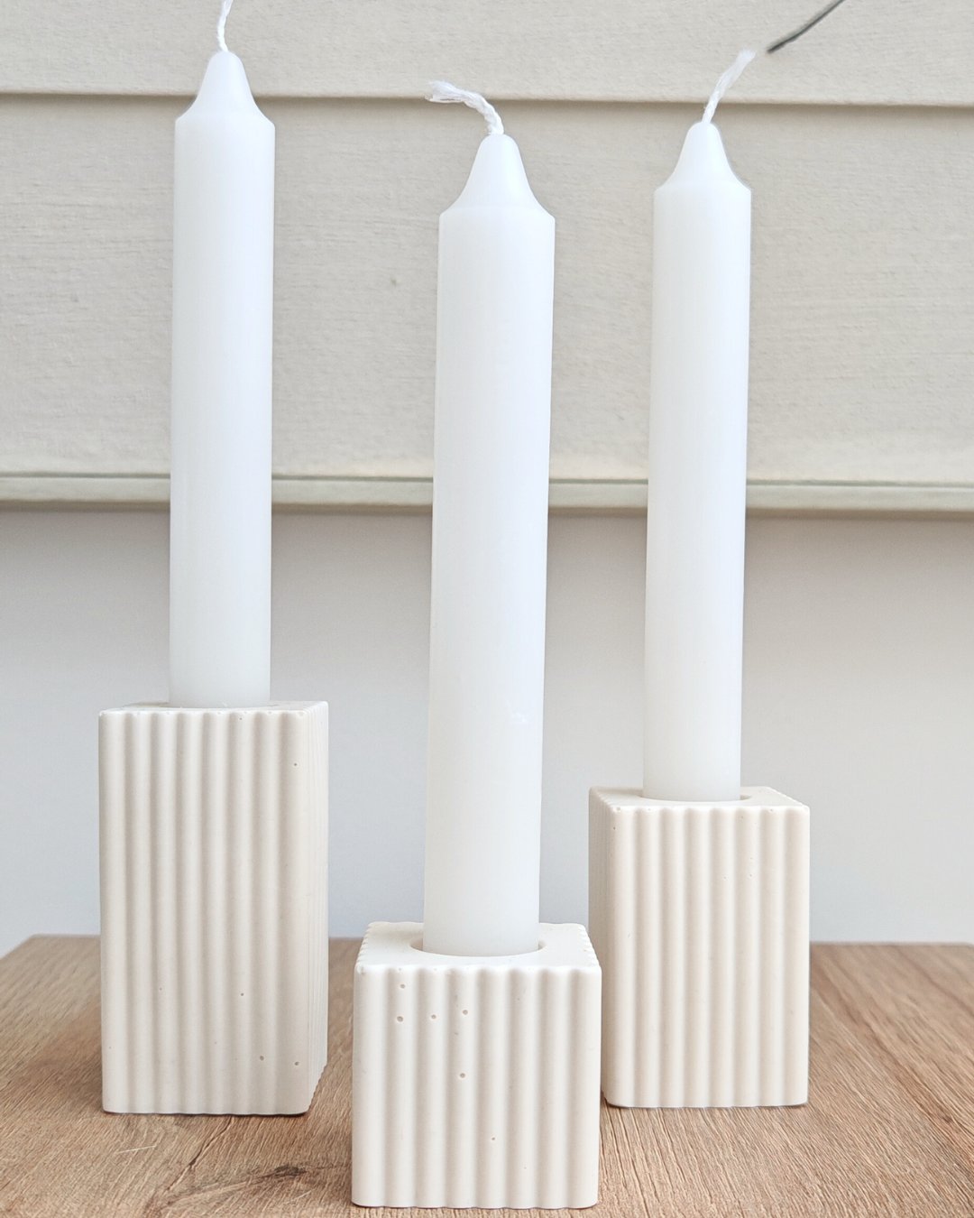 Tris porta candele in eco resina Jesmonite bianco prodotto a mano da Aurah Lab