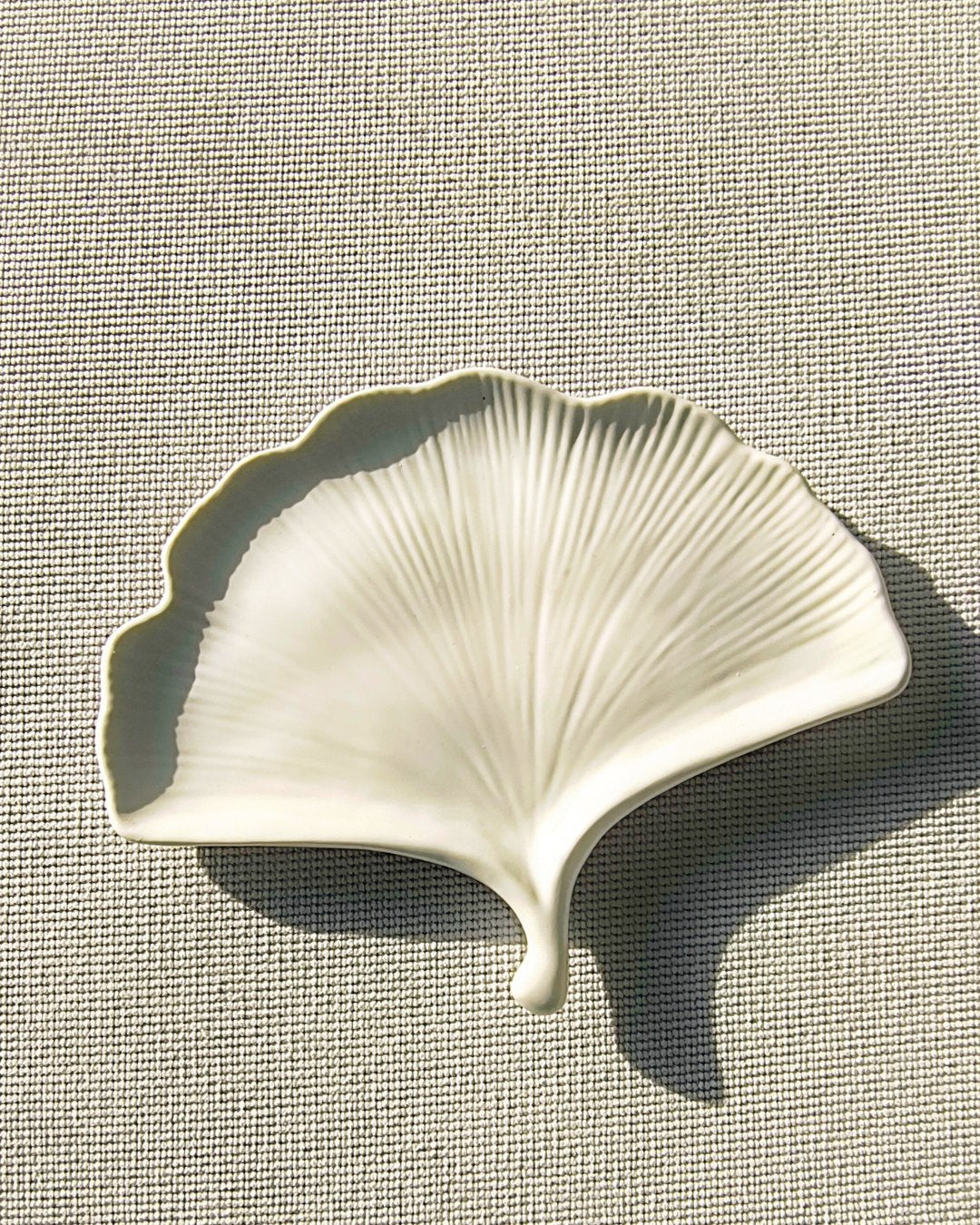 Vassoio decorativo Ginko in Jasmonite, texture materica e design minimal creato da Aurah Lab.