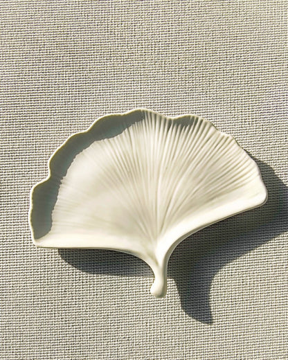 Vassoio decorativo Ginko in Jasmonite, texture materica e design minimal creato da Aurah Lab.