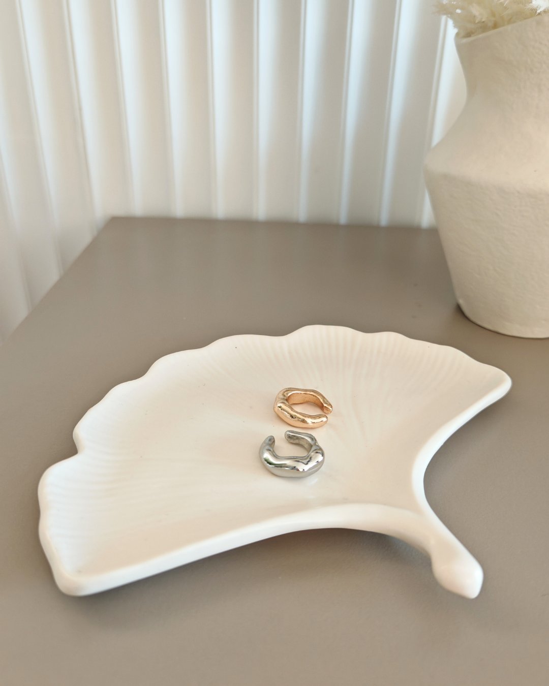 Vassoio decorativo Ginko in Jasmonite, texture materica e design minimal creato da Aurah Lab.