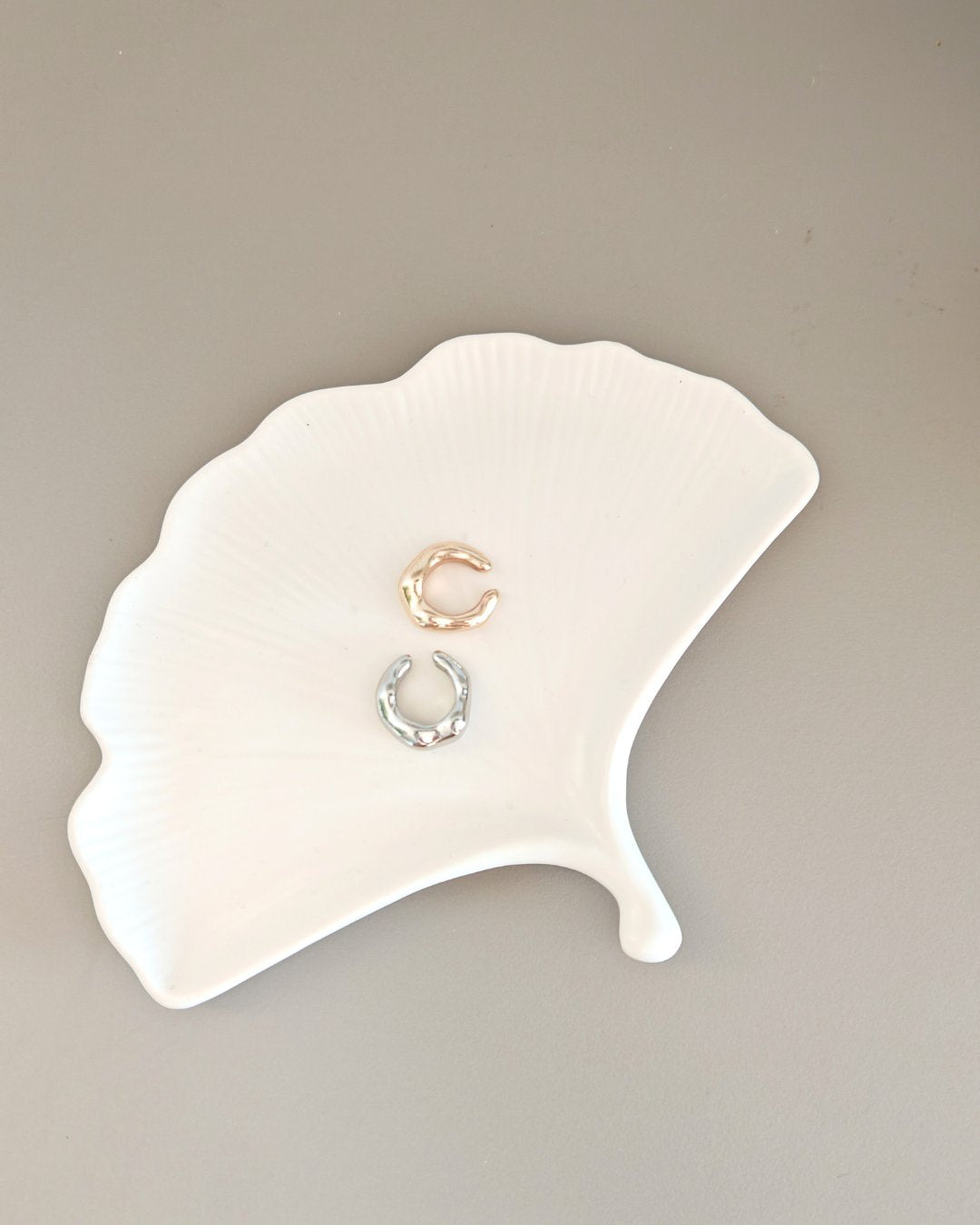 Vassoio decorativo Ginko in Jasmonite, texture materica e design minimal creato da Aurah Lab.