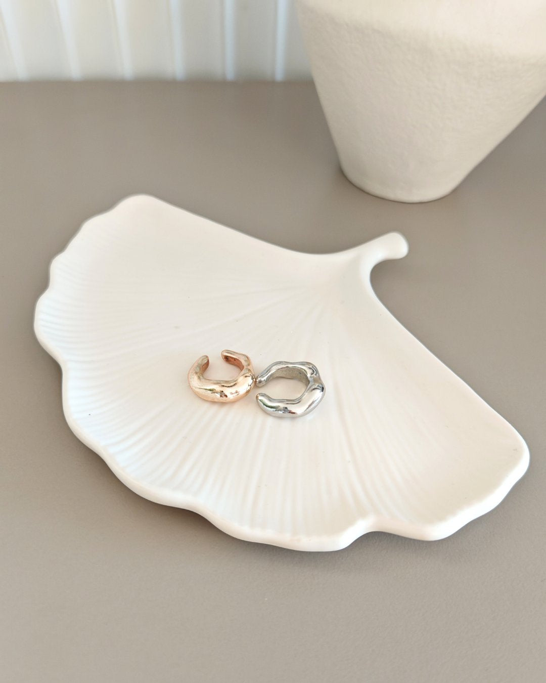 Vassoio decorativo Ginko in Jasmonite, texture materica e design minimal creato da Aurah Lab.